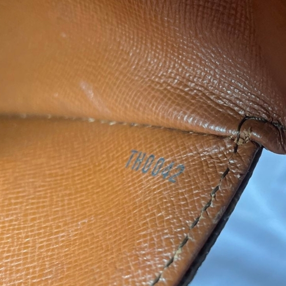 Louis VuittonSaint Cloud GM Cross Body Bag - Picture 9 of 11